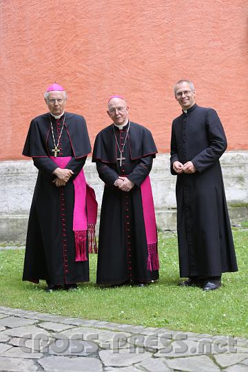 2012.07.22_14.39.05_01.jpg - Diözesanbischof Egon Kapellari und Familienbischof Klaus Küng mit Pfarrer Roger Ibounigg.