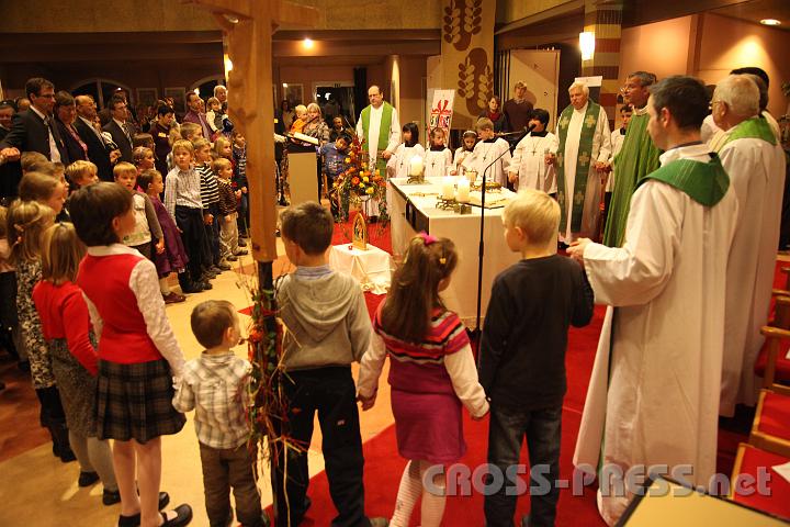 2012.11.18_17.00.39.jpg - Beim Vaterunser entsteht mit den Kindern ein großer Kreis rund um den Altar.