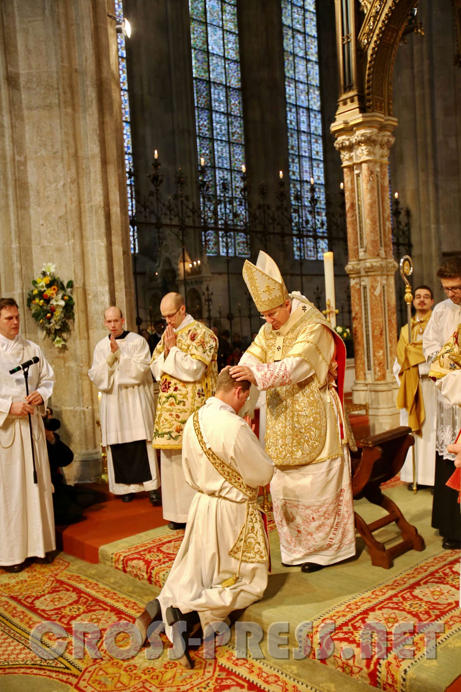 PriesterWeihe P.Johannes Paul und DiakonWeihe P.Kilian Handauflegung durch Kardinal Schönborn. P.Johannes Paul ist ebenfalls im August 2006 ins Zisterzienserstift Heiligenkreuz eingetreten. 2010 legte er die feierliche Profess ab. Er wurde im August 2012 zum Diakon geweiht.