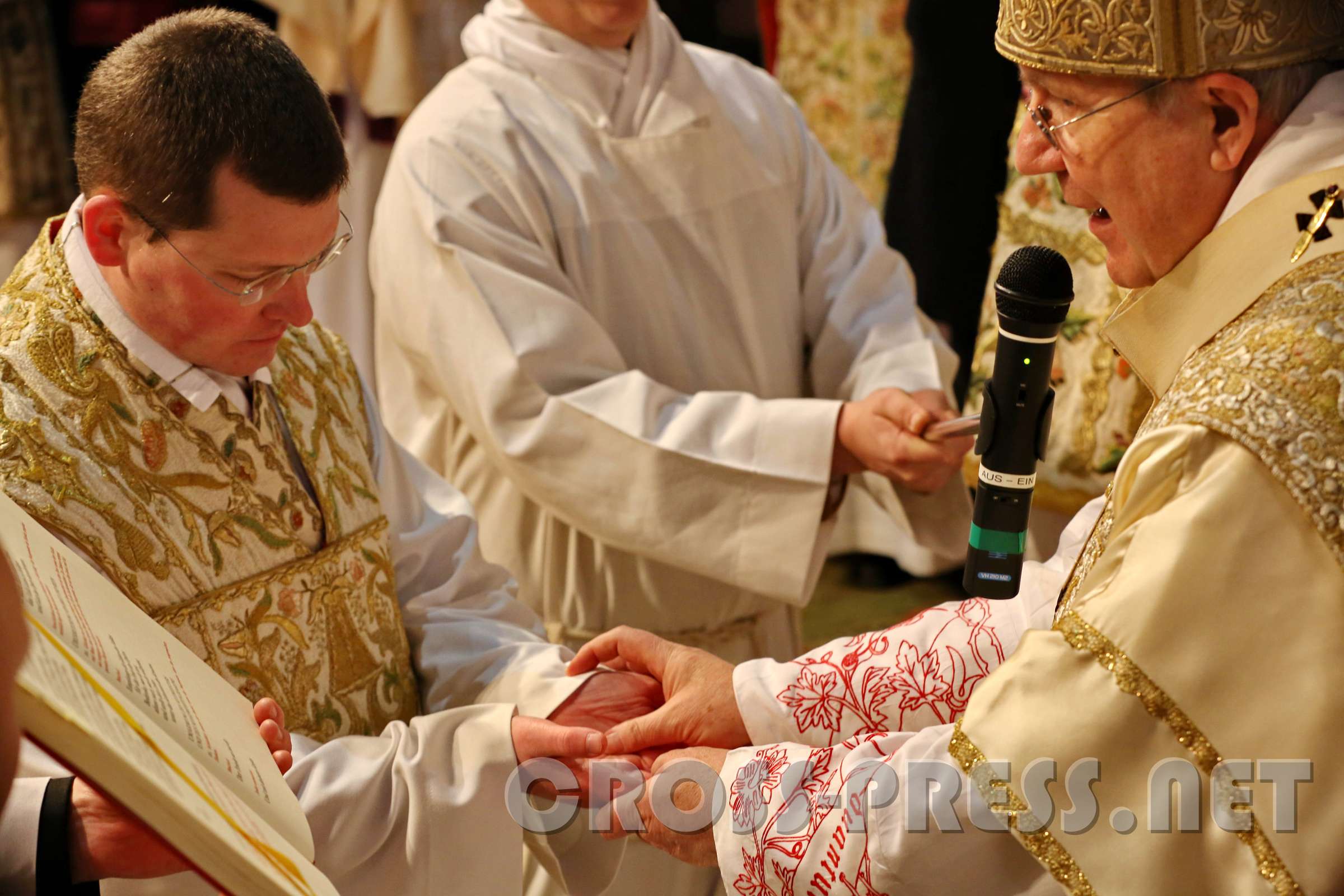 PriesterWeihe P.Johannes Paul und DiakonWeihe P.Kilian Kardinal Schönborn salbt die Hände des Neupriesters P.Johannes Paul mit Chrisam.