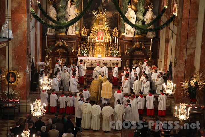 2013.04.14_11.04.40.jpg - Die Scola des Stiftes Heiligenkreuz sang bei der Primiz ihres Mitbruders.