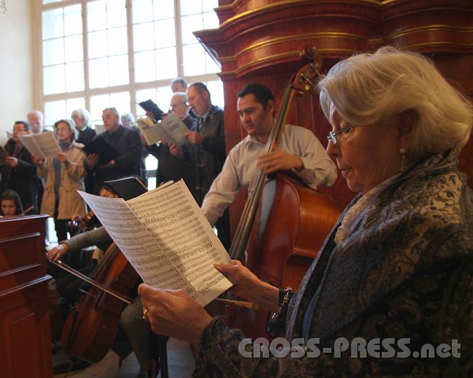 2013.04.14_11.50.29.jpg - Auch die Großmutter des Primizianten (im Vordergrund) singt mit Begeisterung im Pfarrchor.