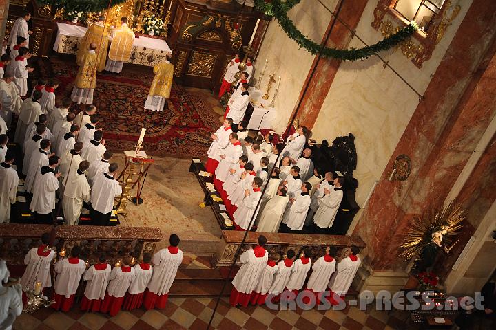 2013.04.14_12.07.30.jpg - Die heilige Messe in Rochuskirche wird seit 2006 wieder am barocken Hochaltrar auf Latein gefeiert.