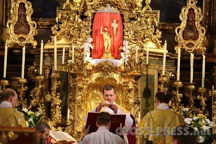 2013.04.14_12.24.53.jpg - P.Johannes Paul beim "Agnus Dei" vor dem dreistufigen Hochaltar, der von Kaiser Leopold I. gestiftet wurde.