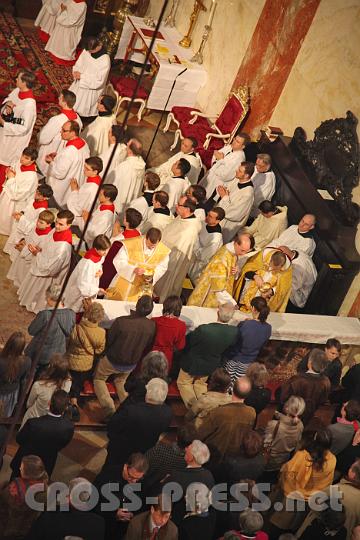 2013.04.14_12.30.46.jpg - P.Johannes Paul beim Kommunionspenden.
