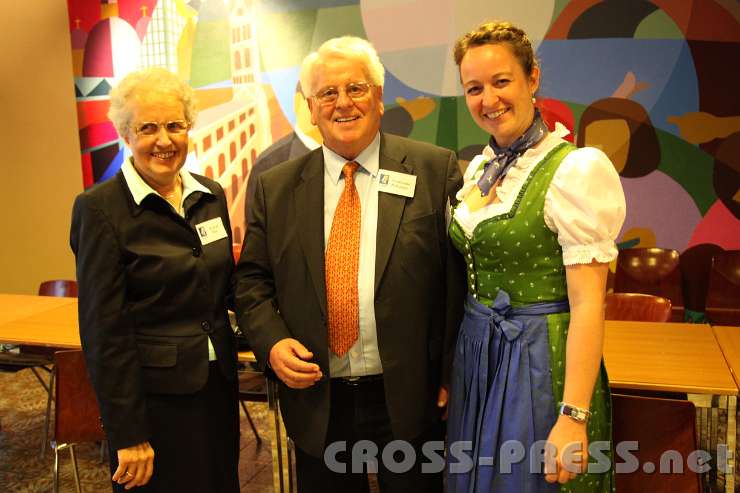 2013.09.14_18.52.14.jpg - Moderator Ferdinand Reitmaier mit Barbara Auer (rechts) und Resi Konrad.