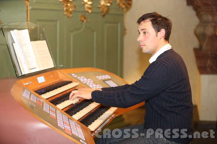 2013.09.21_17.42.59.jpg - Auch die Orgel kam bei der Festmesse zum Einsatz.
