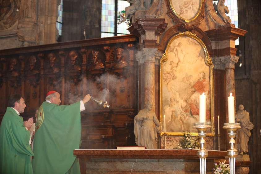 Radio Maria 15. Jubiläum, Wien Kardinal Christoph Schönborn inzensiert den Altar.