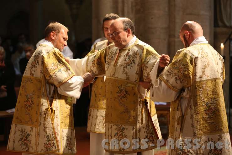 2013.10.06_16.17.05.jpg - Feierliches Anlegen der liturgischen Gewänder durch drei Diakone.