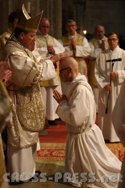 2013.10.06_16.19.06.jpg - Bischof Camino legt P.Kilian die Hände auf.