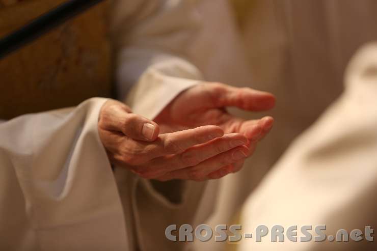2013.10.06_16.35.09.jpg - Priesteramtskandidat P.Kilian streckt seine Hände dem Bischof zur Salbung entgegen.