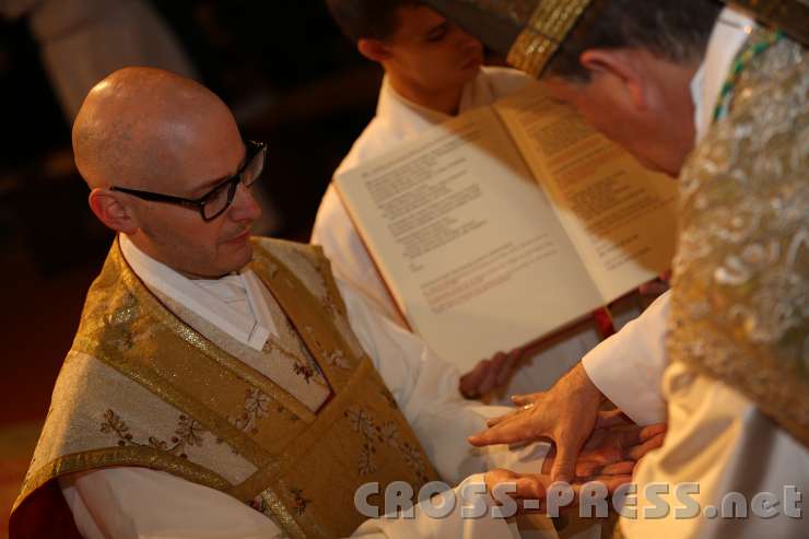 2013.10.06_16.35.36.jpg - Salbung der Priesterhände mit Chrisam