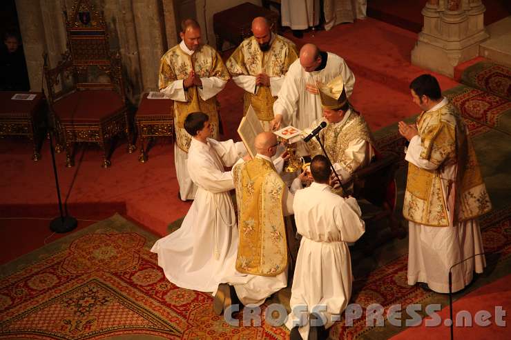 2013.10.06_16.37.10.jpg - Bischof Camino salbt die Hände von P.Kilian mit Chrisamöl.