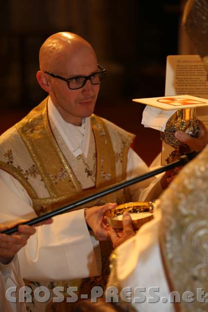 2013.10.06_16.37.16.jpg - Bischof Camino übergibt dem neugeweihten Priester Wein und Brot.