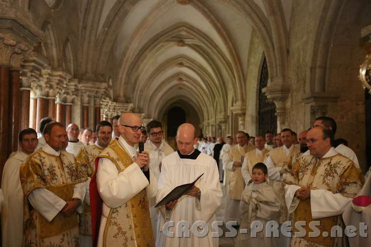 2013.10.06_17.38.39.jpg - Im Kreuzgang nach der Messe hielt P.Kilian eine kurze Dankesrede.