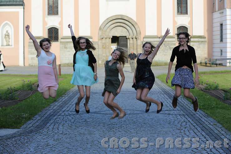 2014.05.21_18.43.41_01.jpg - Schülerinnen des Stiftsgymnasiums gleichzeitig Mitarbeiterinnen am neuen Jägerstätter Buch springen im Stiftshof vor Freude.  :)