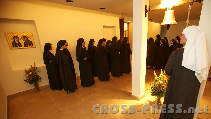 2014.06.25_16.49.54.jpg - Die Schwestern ziehen vor dem Apostolischen Nuntius ein.