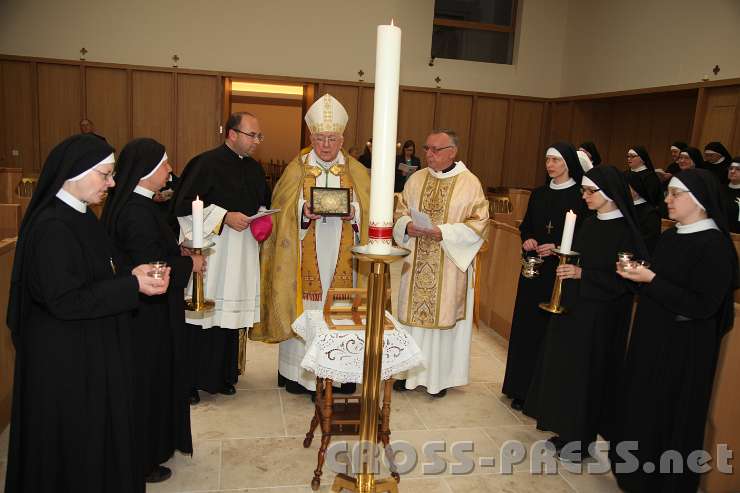 2014.06.25_17.23.21.jpg - Nuntius Zurbriggen trägt die Reliquie an ihren Platz.