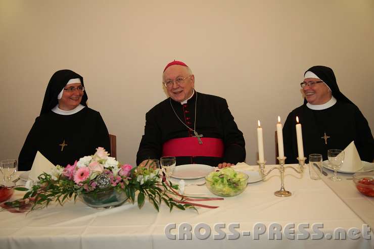 2014.06.25_17.59.21.jpg - Nuntius Zurbriggen mit Mutter Generalpriorin und Mutter Priorin.