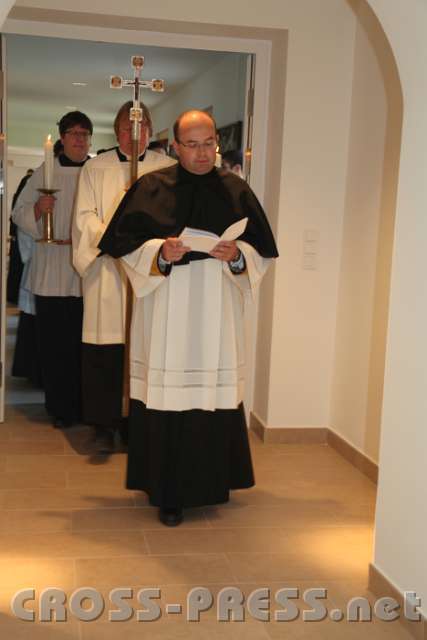 2014.06.26_09.42.07.jpg - Der Hausgeistliche KR Msgr. Petrus Bsteh führt die Prozession zum Kirchenportal an..