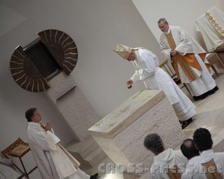 2014.06.26_10.40.28.jpg - In der Mitte beginnend erfolgt die Salbung des Altares. Dabei läuten die großen Glocken.