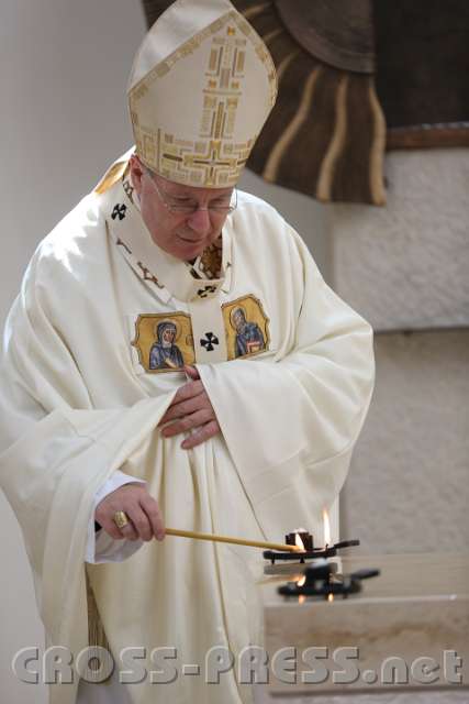 2014.06.26_10.47.23.jpg - Kardinal Schönborn entzündet die 5 Weihrauchkreuze auf dem Altar mit dem Feuer der Osterkerze.