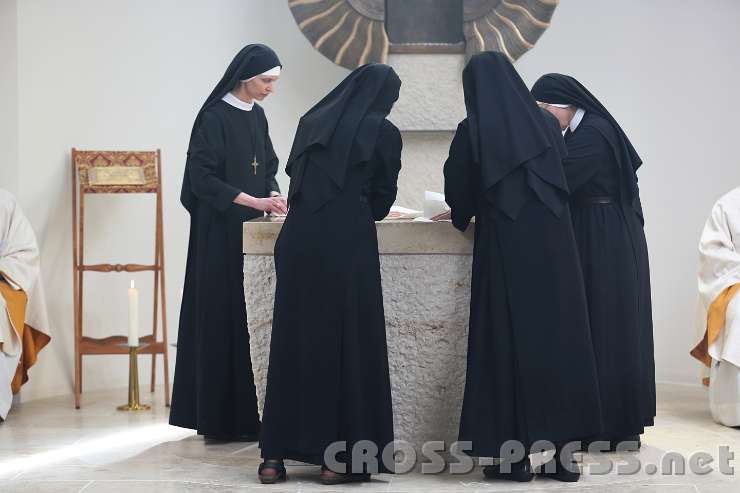 2014.06.26_10.59.26.jpg - Vier Schwestern säubern den Altar: zuerst mit Zellstoff-, dann mit Leinentüchern.
