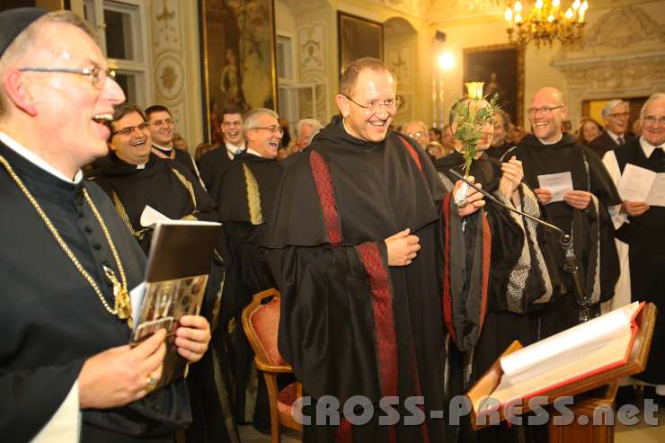 2014.11.14_17.39.52.jpg - Rektor P.Karl Wallner erhält eine Rose "von der holden Weiblichkeit".