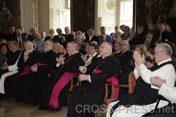 2015.04.30_10.35.23.JPG - Teilnehmer begrüßten den Apostolischen Nuntius Stephan Zurbriggen.