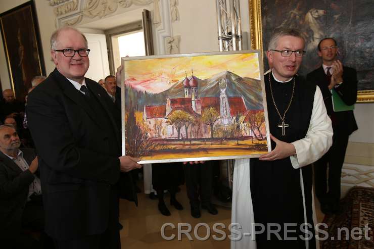 2015.04.30_11.32.42.JPG - Als kleines Zeichen der Dankbarkeit schenkten die Heiligenkreuzer den Benediktbeurern ein Gemälde.