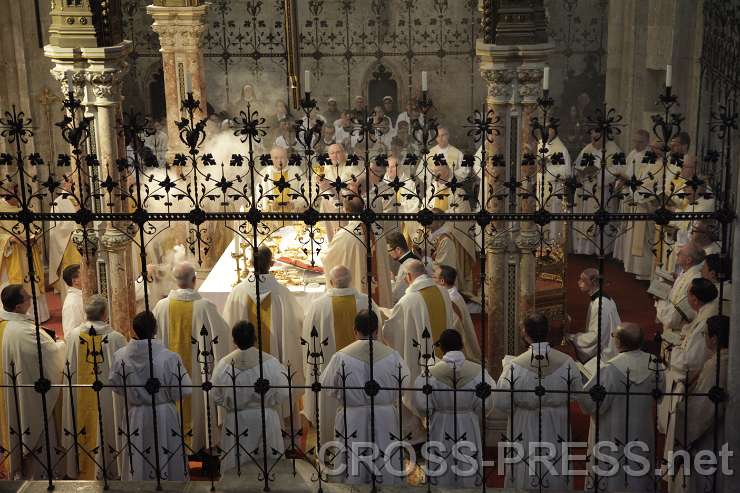 2015.04.30_16.10.15.JPG - Eucharistisches Gebet im Altarraum der Stiftskirche.