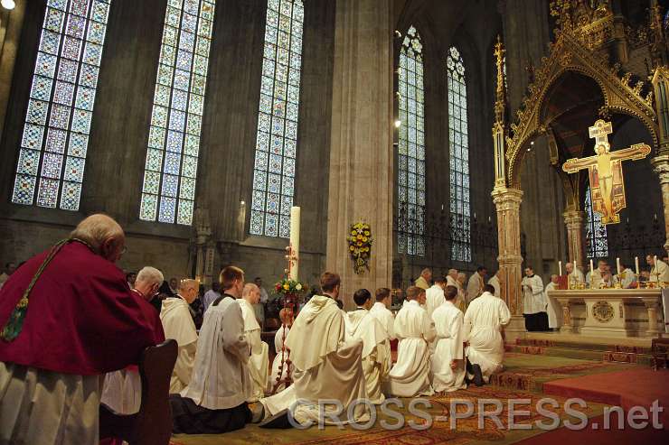 2015.04.30_16.20.14.JPG - Nuntius Peter Stephan Zurbriggen kniet mit den Bischöfen, Äbten und konzelebrierenden Priestern vor der Kommunion.