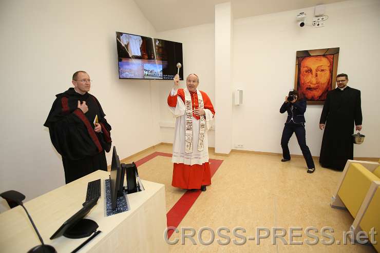 2015.04.30_18.26.11_74.JPG - Kardinal Schönborn segnet den Hörsaal "Bernhardinum".