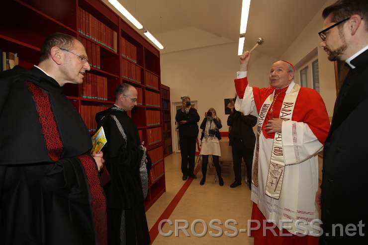 2015.04.30_18.27.50_76.JPG - Kardinal Schönborn segnet die Studienbibliothek.