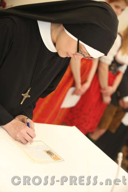2015.05.03_10.20.25.JPG - Sr. Faustine unterschreibt ihre Professurkunde auf dem  Altar.