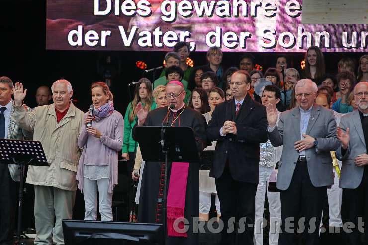 2015.05.25_17.46.36_72.JPG - Diözesanbischof Ludwig Schwarz und andere Priester spenden den Teilnehmern Gottes Segen.
