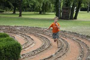 JungFamilienTreffen Pöllau 2015 Am Weg zur Messe noch schnell eine Runde im Schlosspark-Labyrinth ...