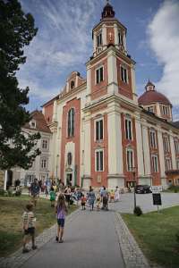 JungFamilienTreffen Pöllau 2015 Die hl. Messe versammelt alle in der Kirche, dem Schlosspark gleich gegenüber.