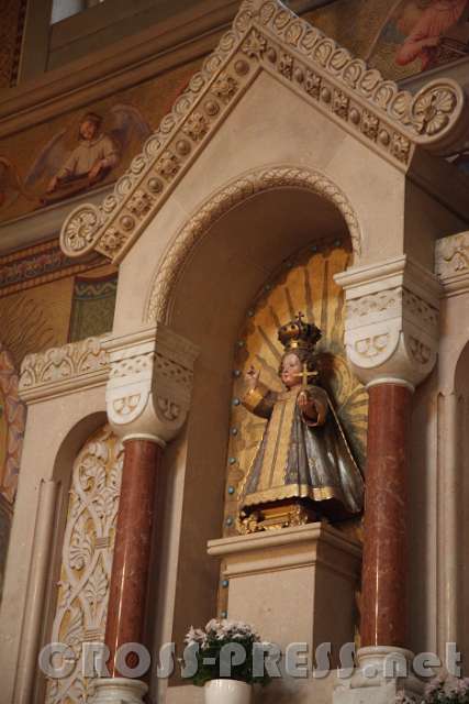 2015.11.21_11.28.05.jpg - Jesuskind-Altar. Er wurde ebenso wie der Gnadenaltar 1904 aus Untersberger Marmor hergestellt.