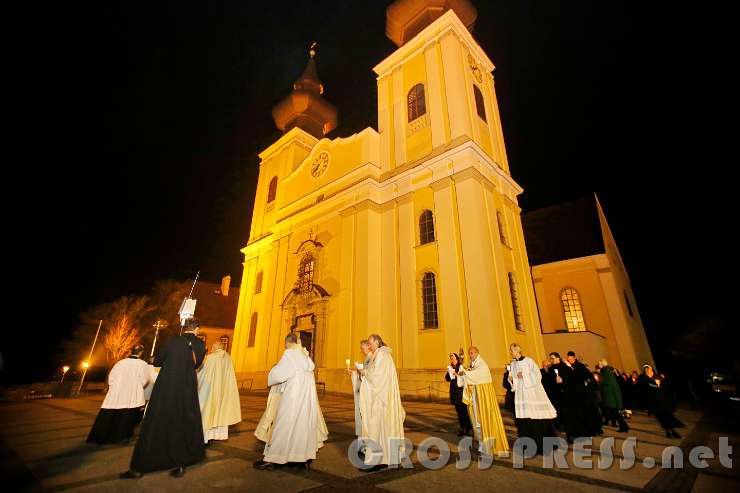 2016.01.29_19.39.38.JPG - Lichterprozession mit eucharistischem Segen für den gesamten Erdkreis durch Bischof Küng.