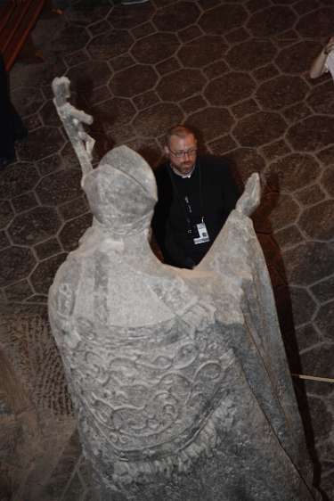 WeltJugendTag Krakau 2016 Ein Priester vor der Salzstein-Statue des hl. Papstes Johannes Paul II.