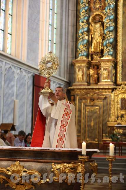 2016.09.17_15.06.56.JPG - Zum Abschluss der Anbetung erteilte Programmdirektor A. Schätzle den Eucharistischen Segen.