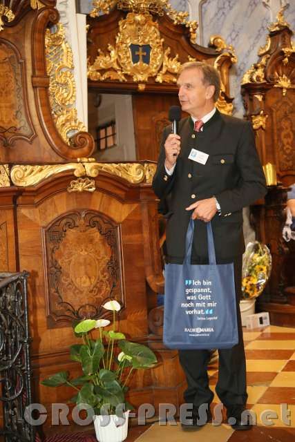 2016.09.17_16.42.08.JPG - Lukas Bonelli, Präsident von RM Österreich, mit einem der "Spruch-Sackerl", das jeder Besucher bekam.