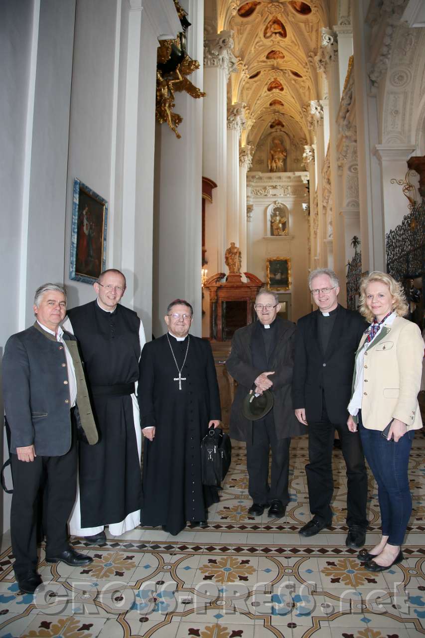 2017.05.27_13.53.26.jpg - Der Erzbischof von Bagdad Jean Benjamin Sleiman zu Besuch in Österreich. Hier in der Basilika Mariazell.