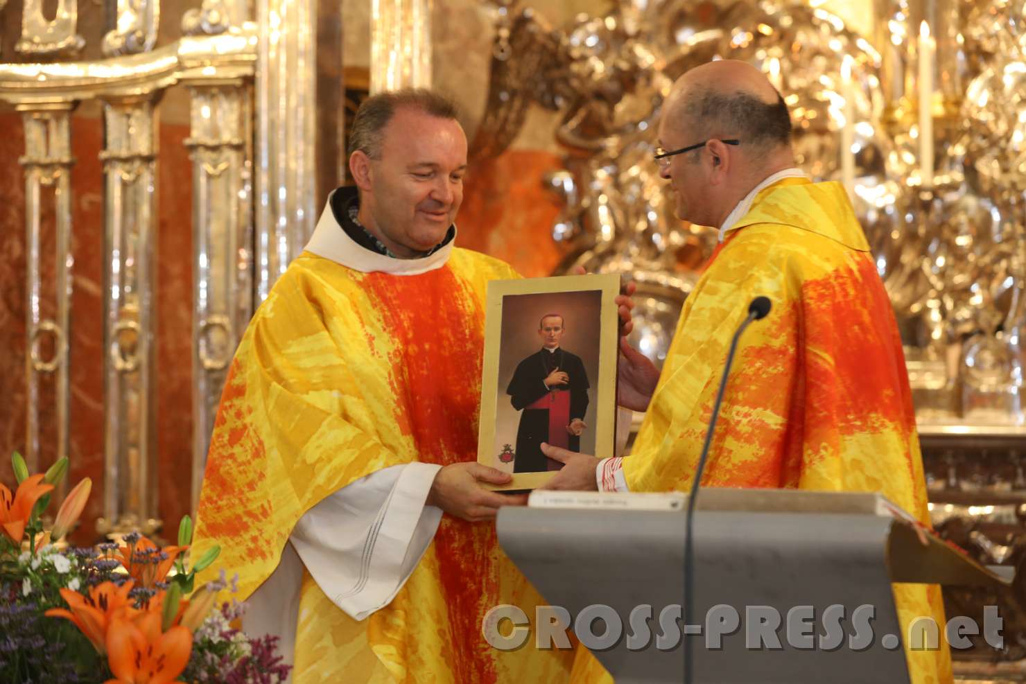 2017.06.24_11.20.50.jpg - Hw. Markić schenkt Fra Ilija ein Bild des seligen Kardinal Stepinac, als Erinnerung um seine Heilgsprechung zu beten.