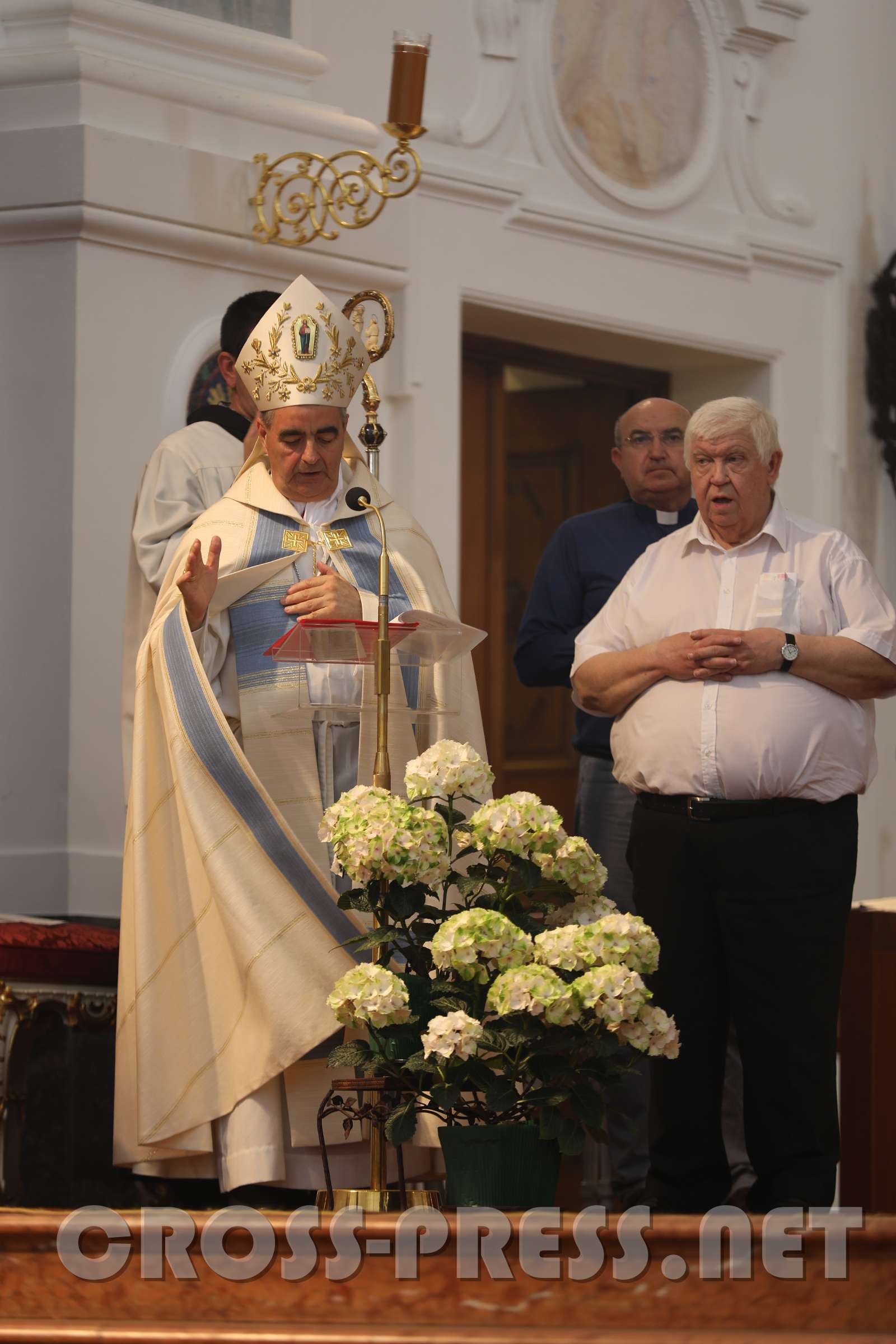 44. Wallfahrt der Kroaten nach Altötting Erzbischof Eterović segnet Pilger und Devotionalien.