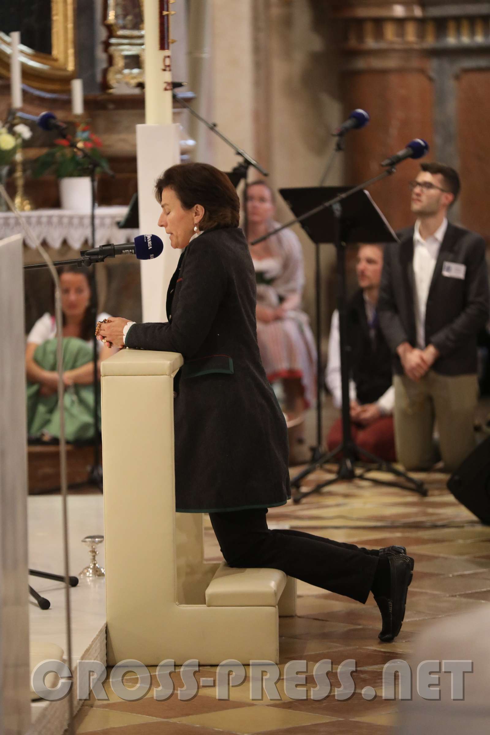 JahresWallfahrt von Radio Maria Austria Elisabeth Thonet, eine langjährige Mitarbeiterin aus Salzburg, beim Rosenkranzgebet.