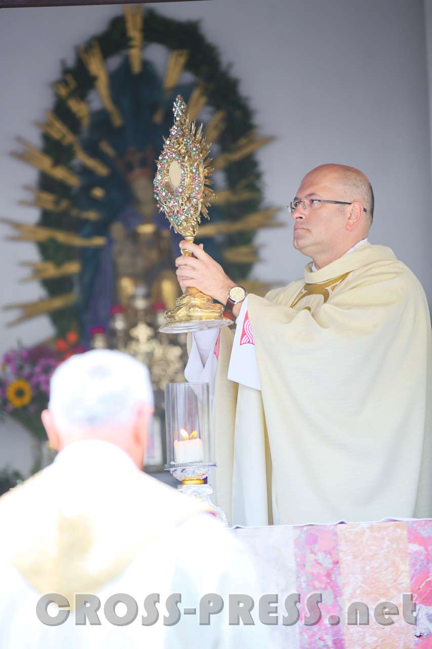 2017.09.30_16.26.43.jpg - Eucharistischer Segen durch Hw. Tomislav Markić, Leiter der kroatischen Auslandseelsorge.