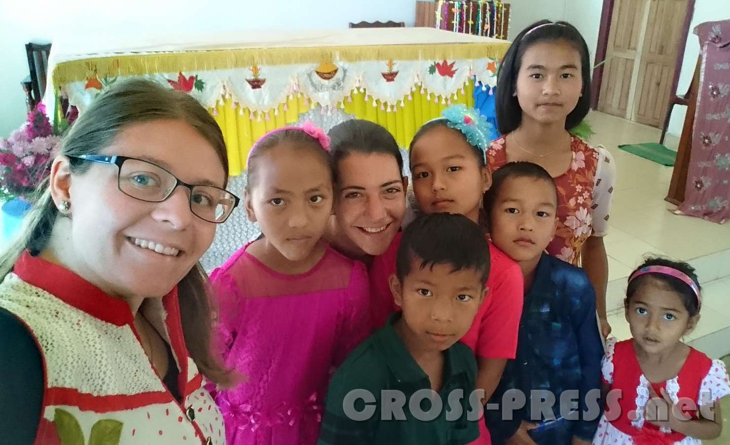 2017.01.08_11.47.16.JPG - Maria und Veronika in der kath. Kirche in Khawlaiung (Mizoram, Indien).  Die Kinder sind froh, dass es ihnen so gut geht und lassen sich gern fotografieren, wie hier nach der hl. Messe.