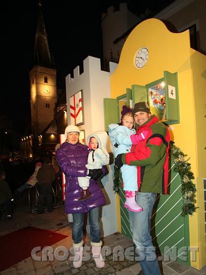 2009.12.13_16.49.35_01.jpg - Familie Aigner aus Ferschnitz vor einem Adventkalender-Huschen.